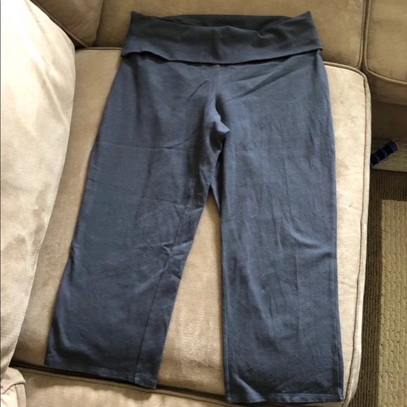 💵SOLD💵 Maternity Cropped Old Navy Yoga Pants - Picture 4 of 8